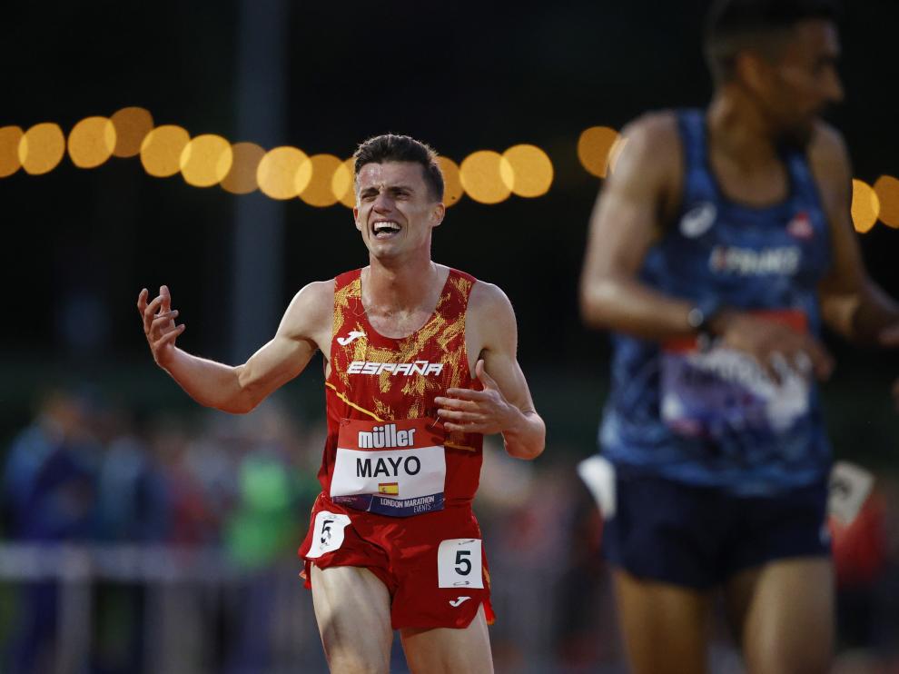 Carlos Mayo, tras cruzar la línea de meta en Birmingham, donde obtuvo la mínima olímpica.