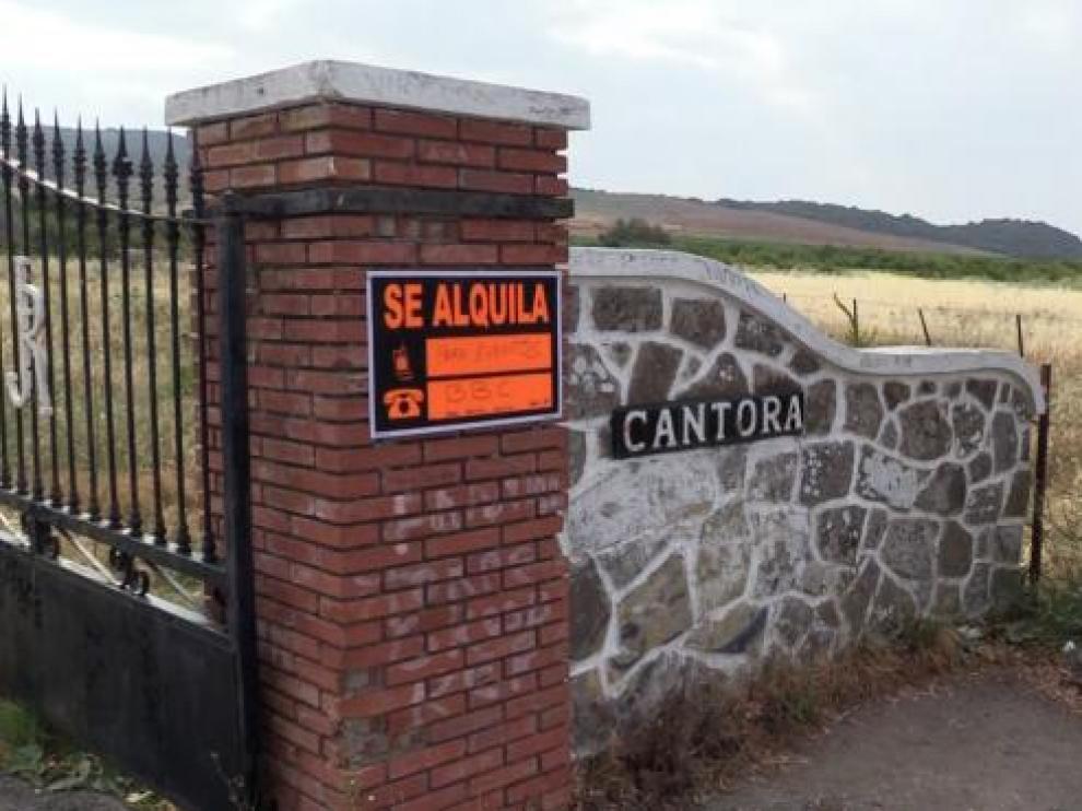 Cartel colgado en Cantora