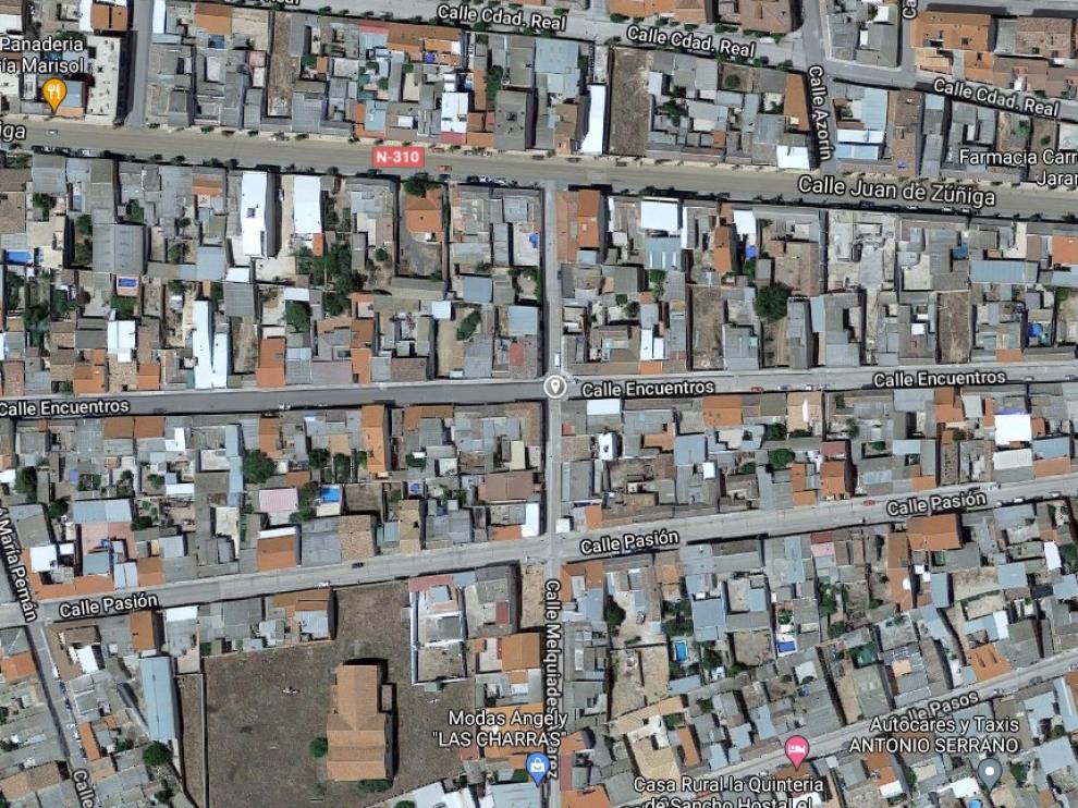 El choque entre los dos vehículo se produjo en un cruce dentro del pueblo.