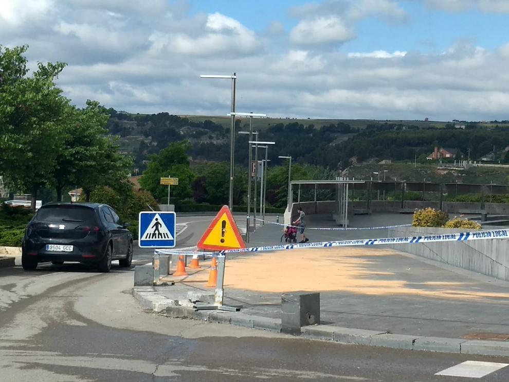 Lugar del accidente en Teruel donde un conductor bebido ha chocado contra un bolardo, una farola y un semáforo.