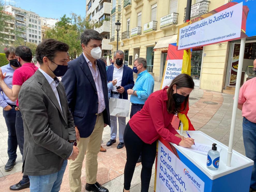 Recogida de firmas contra los indultos por el PP en Madrid.