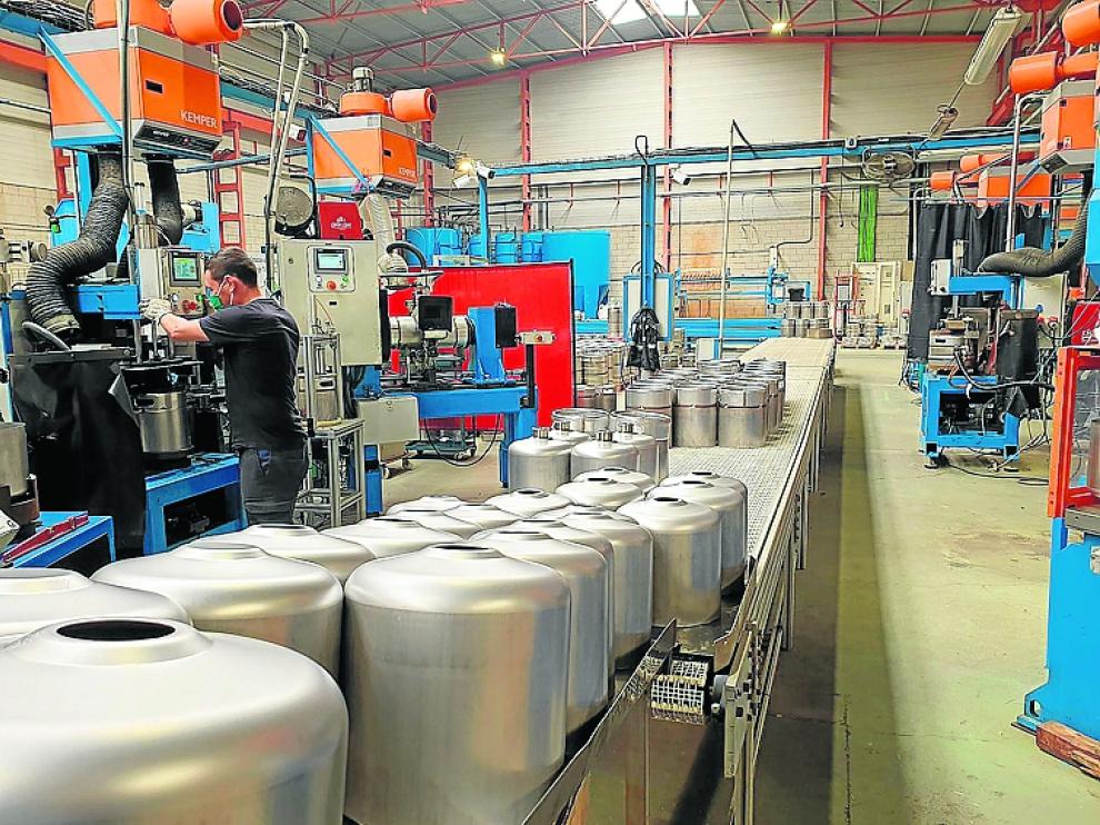 Un operario trabajando en las instalaciones de The Keg Company, la antigua Entinox, ubicada en el polígono de Figueruelas.