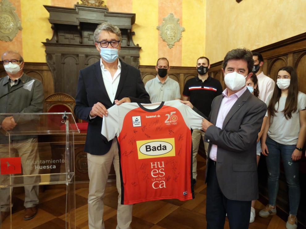 Pachi Giné y Luis Felipe, durante la recepción en el Ayuntamiento.