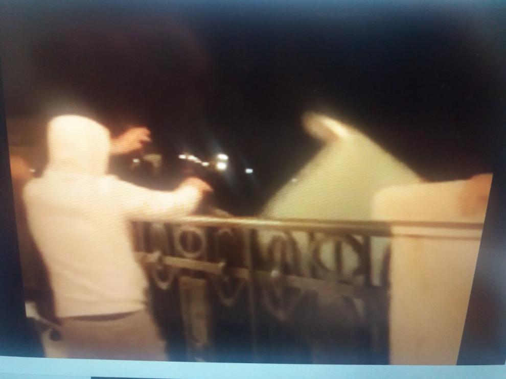 Un joven arroja un contenedor por el viaducto de Teruel en el vídeo colgados en las redes sociales.
