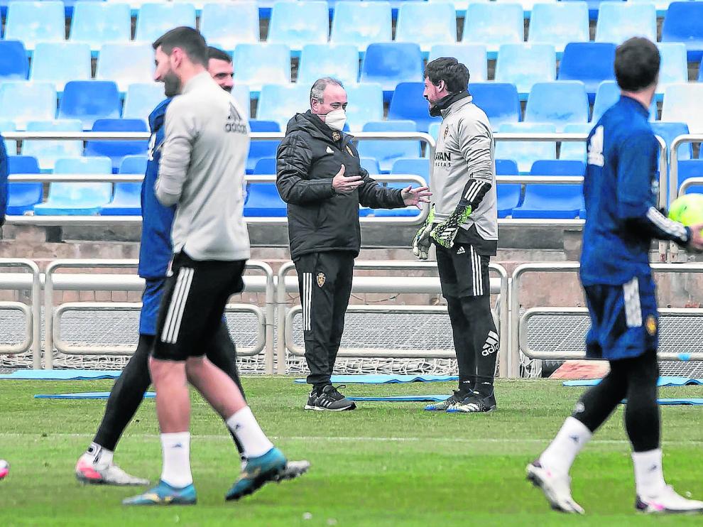 Cristian Álvarez conversa con Juan Ignacio Martínez en un entrenamiento de esta temporada en La Romareda