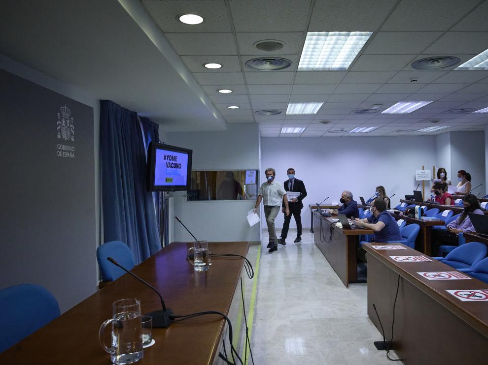 Simón, con mascarilla, antes de empezar su rueda de prensa este lunes