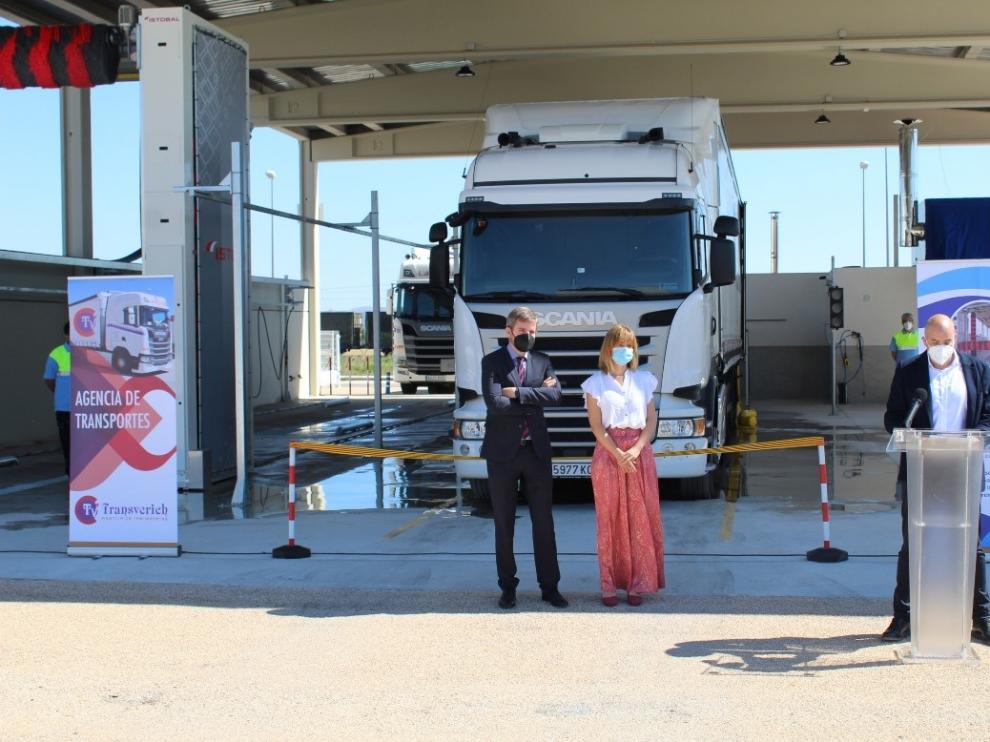 Inauguración del lavadero de camions AquaLamarca, con la ssistencia de la delegada del Gobierno en Aragón, Pilar Alegría y el alcalde de Alcañiz, Ignacio Urquizu. Al micrófono, el gerente de TRANSVERICH, Mario Lamarca.