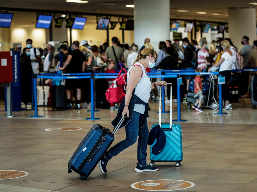 Turistas británicos en el aeropuerto portugués de Faro para regresar a Reino Unido