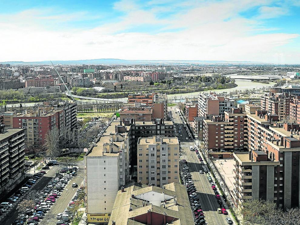 Vistas de la ciudad y el Ebro, desde la margen izquierda del río.