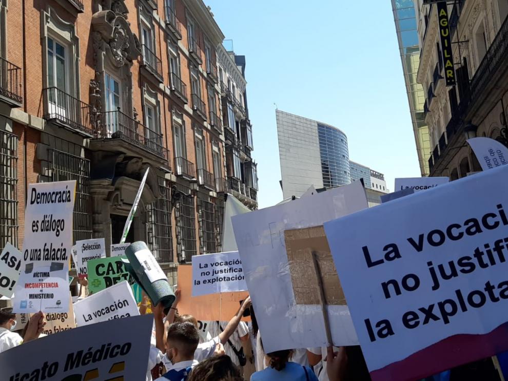 Apirantes a MIR aragoneses protestan en Madrid.