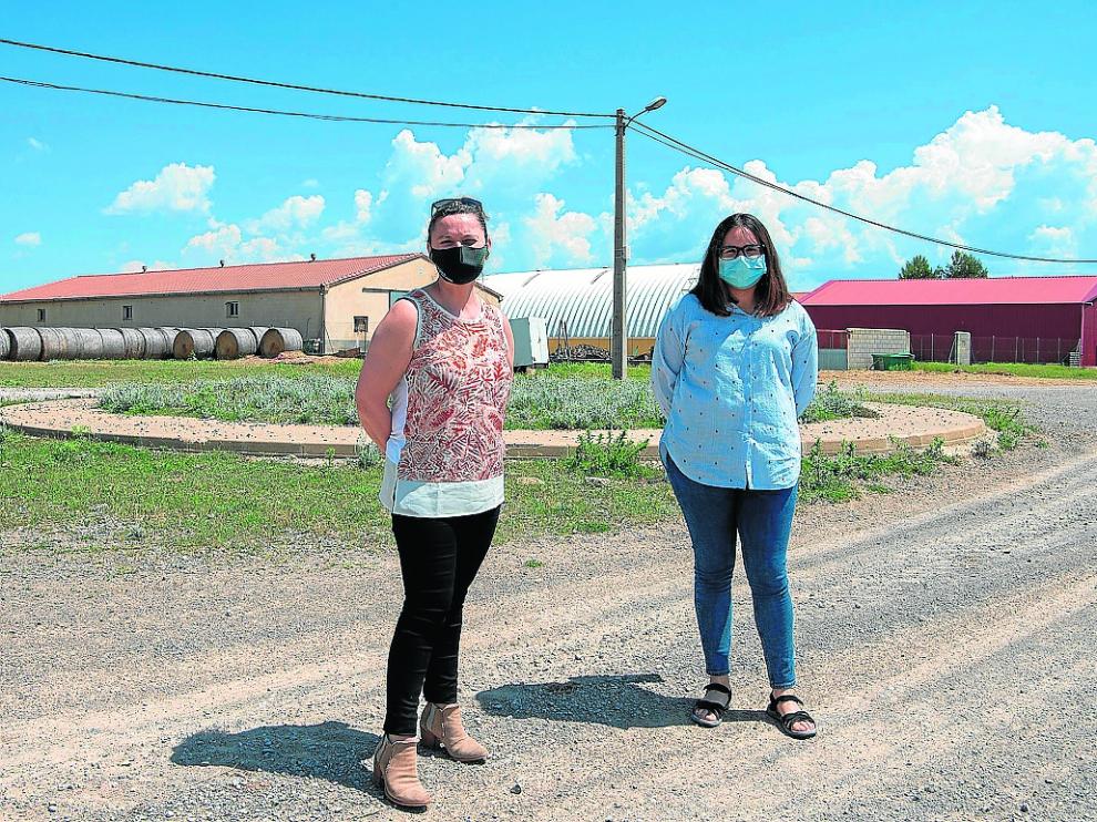 La alcaldesa, Mariángeles Izquierdo -izquierda-, e Iria Novella, en el área ganadera de La Puebla.