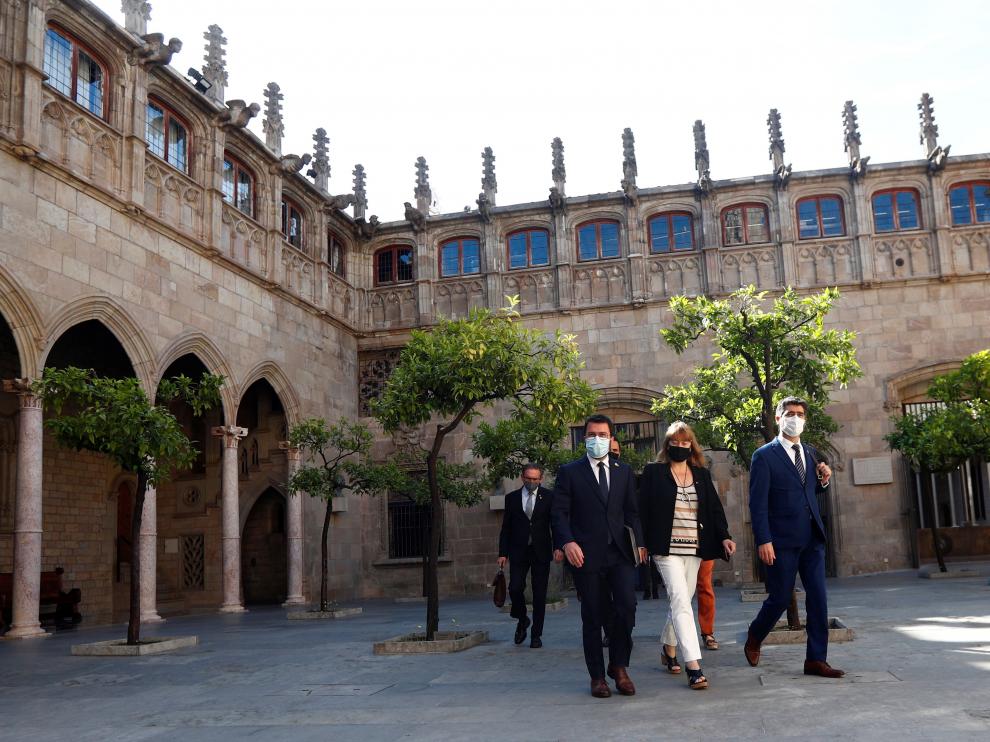 Pere Aragonès, acompañado por varios consejeros en la sede de la Generalitat