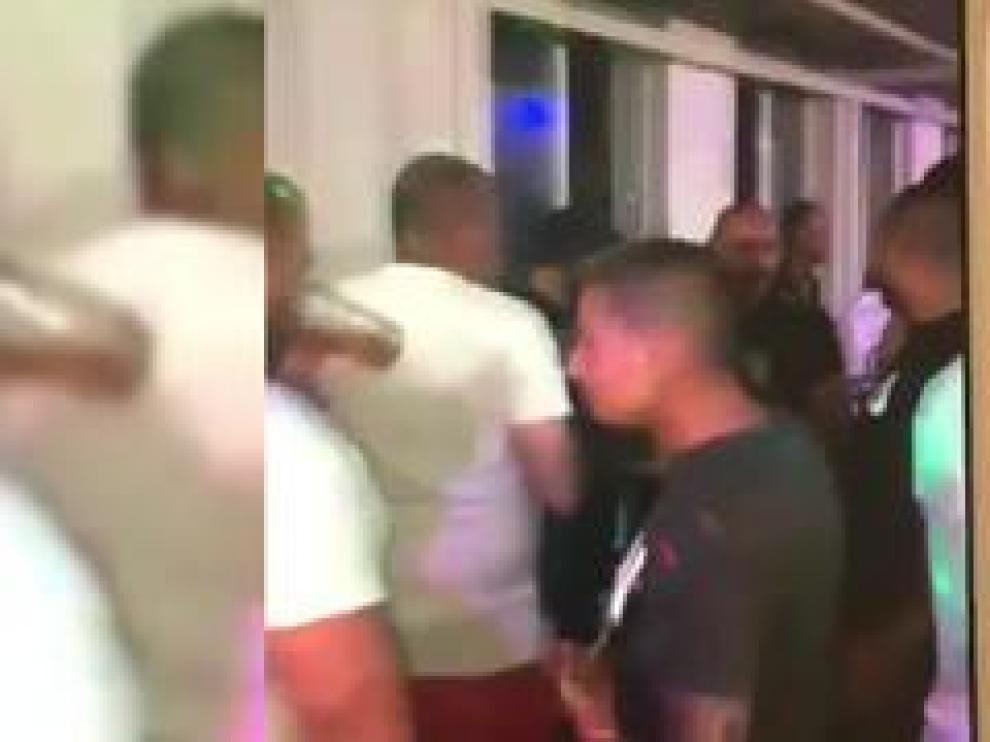 Una fiesta con decenas de jóvenes provoca el cierre del bar de las piscinas de Ejea