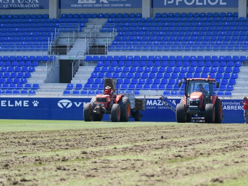 Trabajos en el césped del estadio azulgrana.