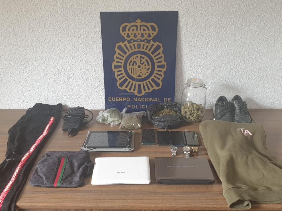 Algunos de los objetos incautados al detenido