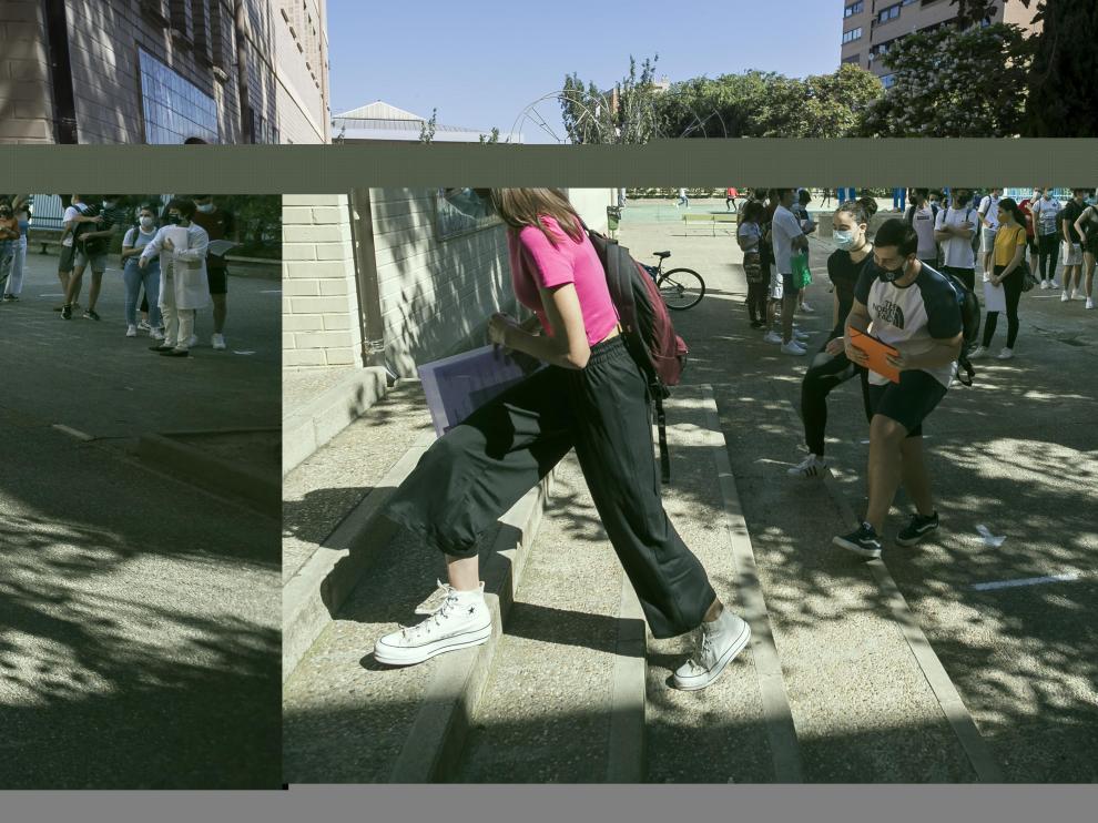 Entrada de estudiantes a la Evau el pasado lunes en el instituto Elaios de Zaragoza
