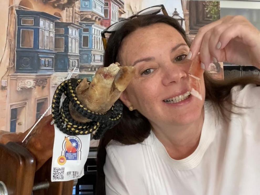 La ganadora del concurso, una ciudadana de Malta originaria de Venezuela, recibirá 10 perniles de premio.