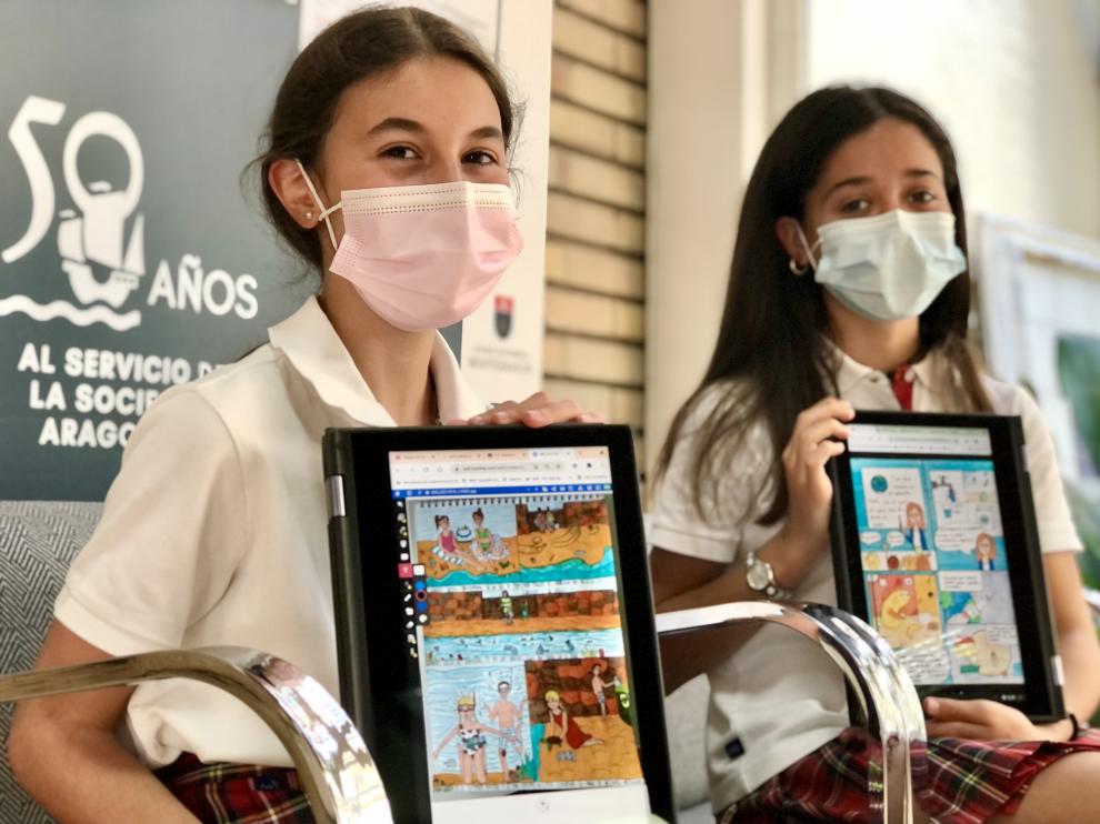 Imagen de las dos alumnas con sus trabajos