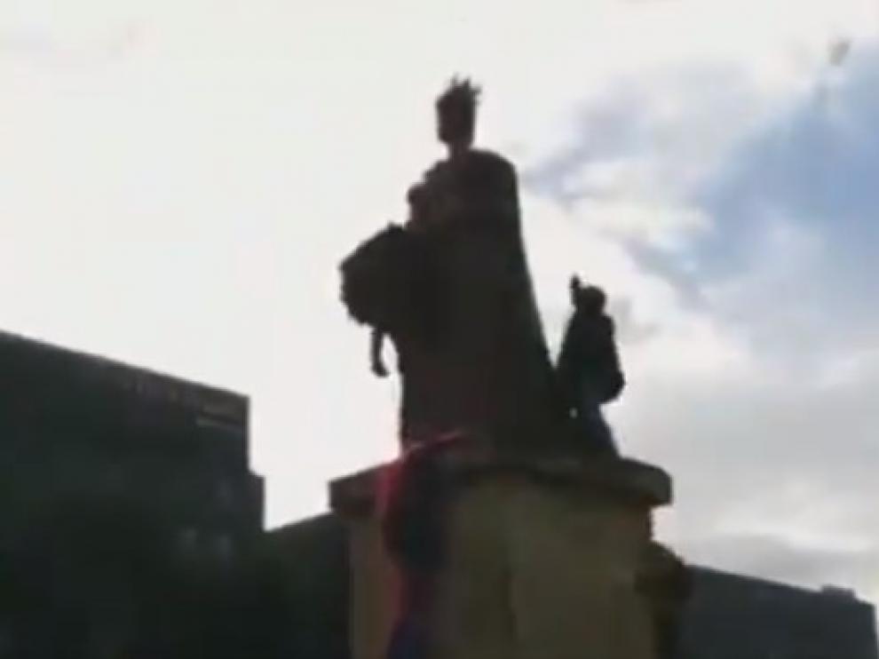 Intento de derribo de la estatua de Isabel la Católica en Bogotá (Colombia)