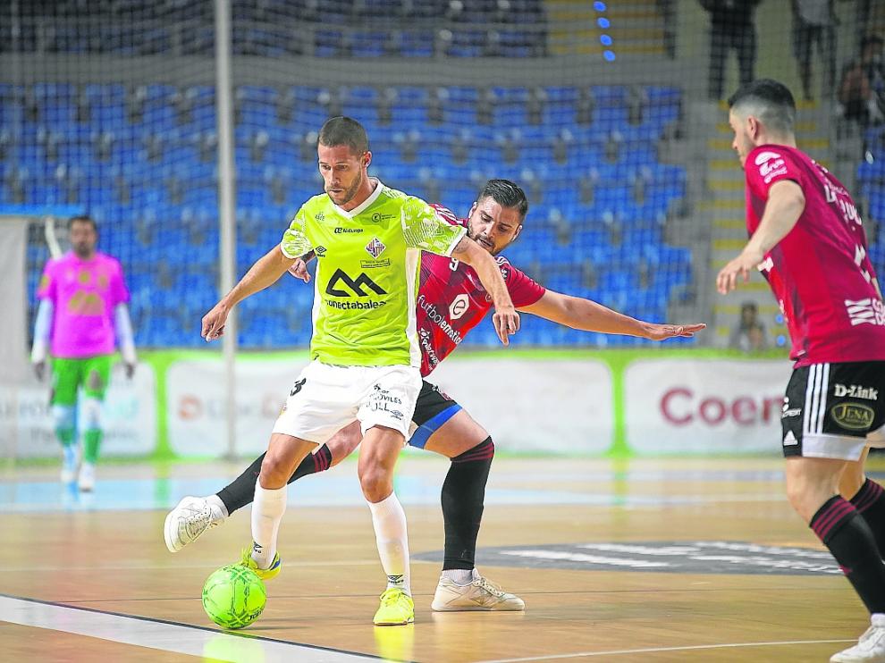Juanqui presiona a Raúl Campos durante el duelo de ayer en Palma