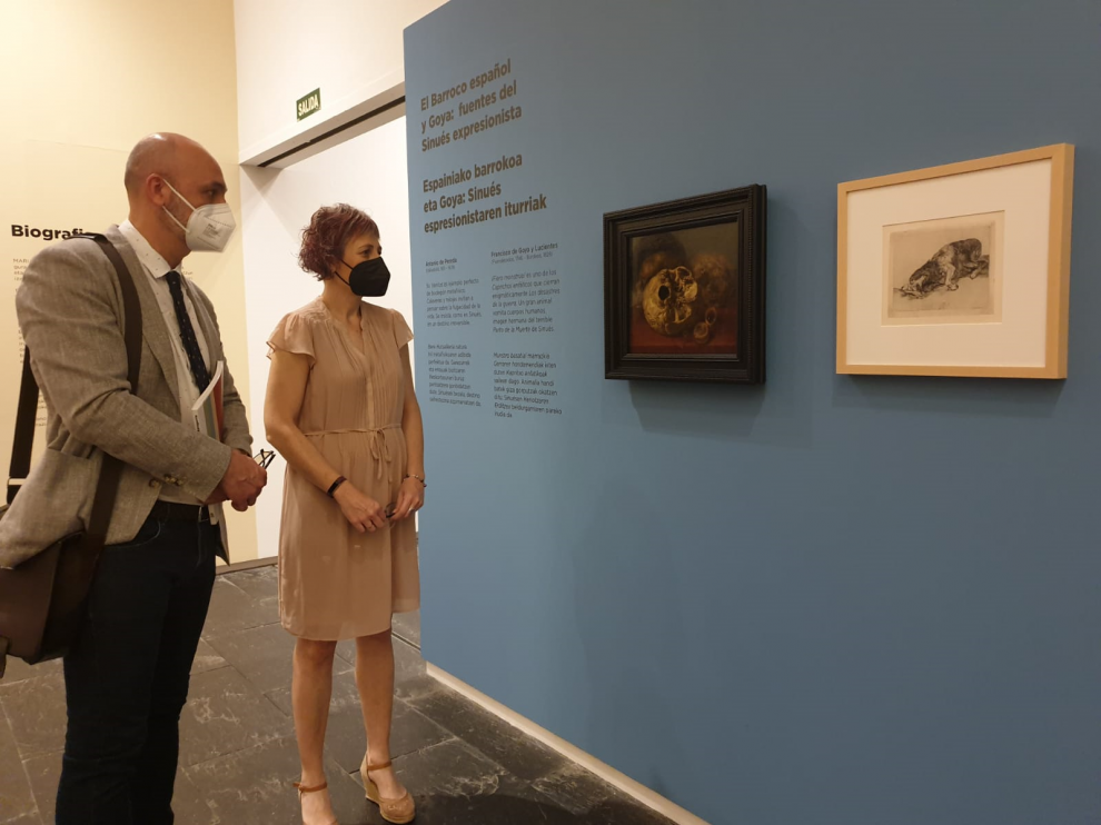 La consejera de Navarra y el director general de Cultura de Aragón, ante las obras cedidas.