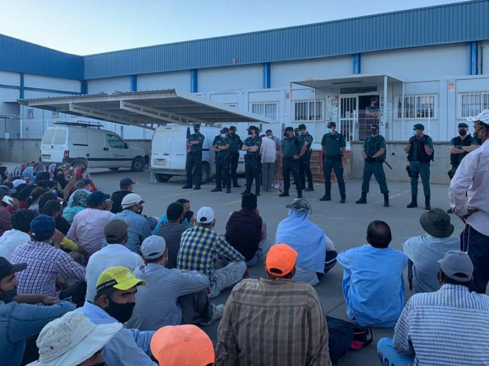 La Guardia Civil, frente a la protesta de los trabajadores.