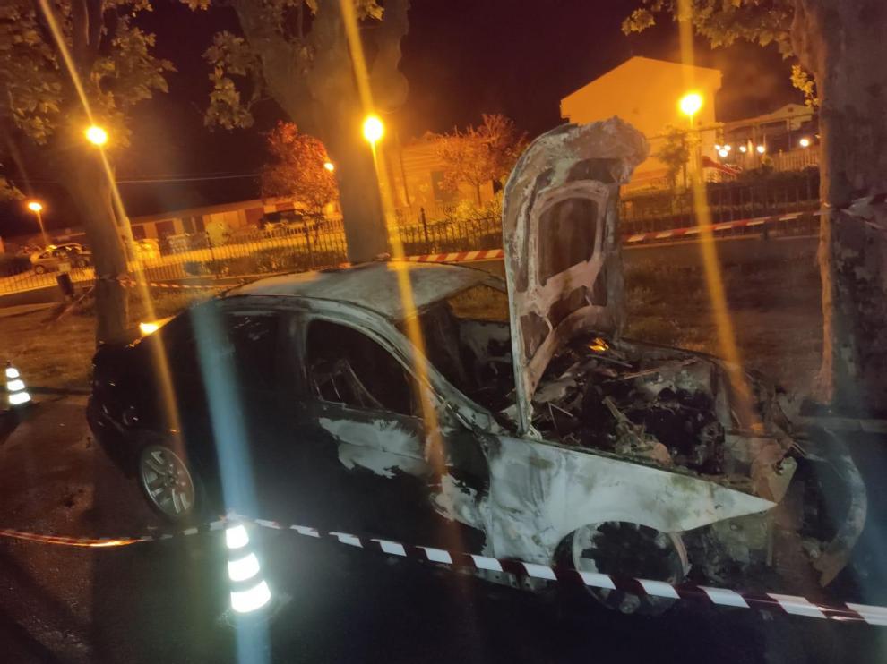 Estado en que quedó el coche del parricida tras el incendio.