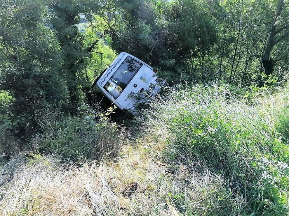 Vehículo de transporte escolar accidentado.
