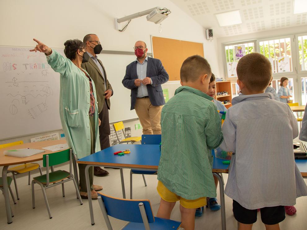 Visita de Felipe Faci al colegio de Cariñena