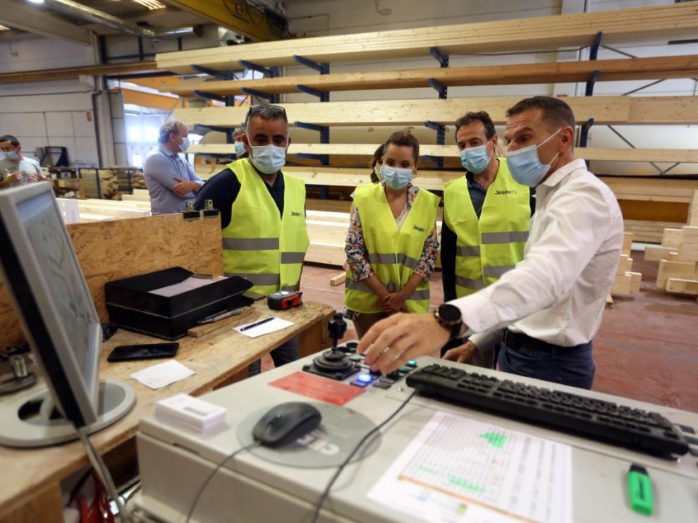 Visita de la consejera Maru Díaz a la empresa Jesfer, en el polígono industrial de Almudévar.