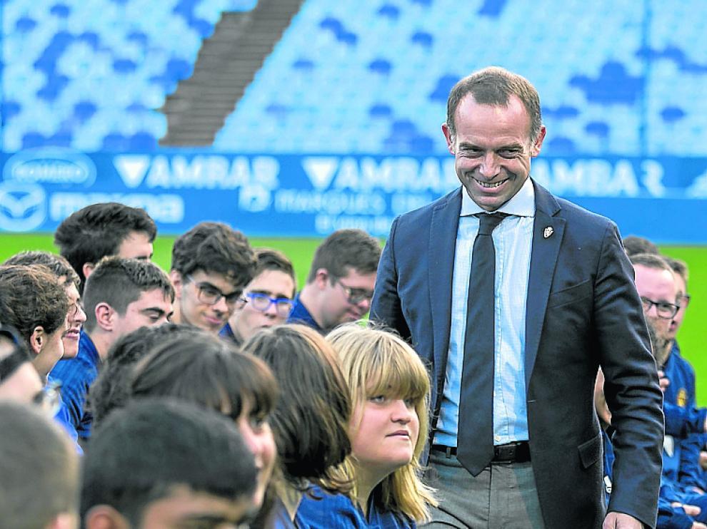 Lapetra, en imagen de archivo, junto a los componentes del equipo del Real Zaragoza de la Liga Genuine.