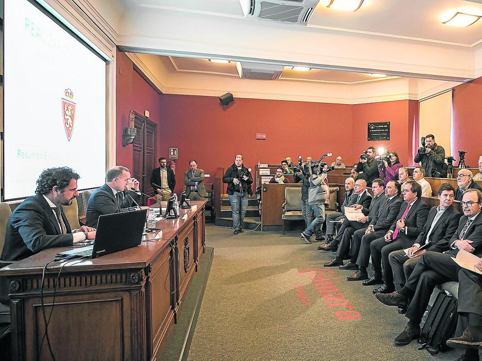 Reunión de la Junta de Accionistas del Real Zaragoza poco antes de declararse la pandemia, en diciembre de 2019.