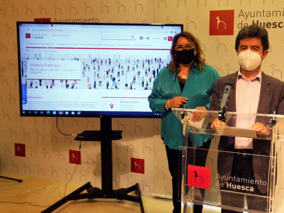 Rosa Serrano y Luis Felipe durante la presentación de la web Huesca Participa.