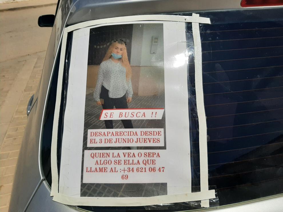 Un cartel pegado a un coche con la fotografía de la joven de 17 años Rocío Caíz, desaparecida en 3 de junio.