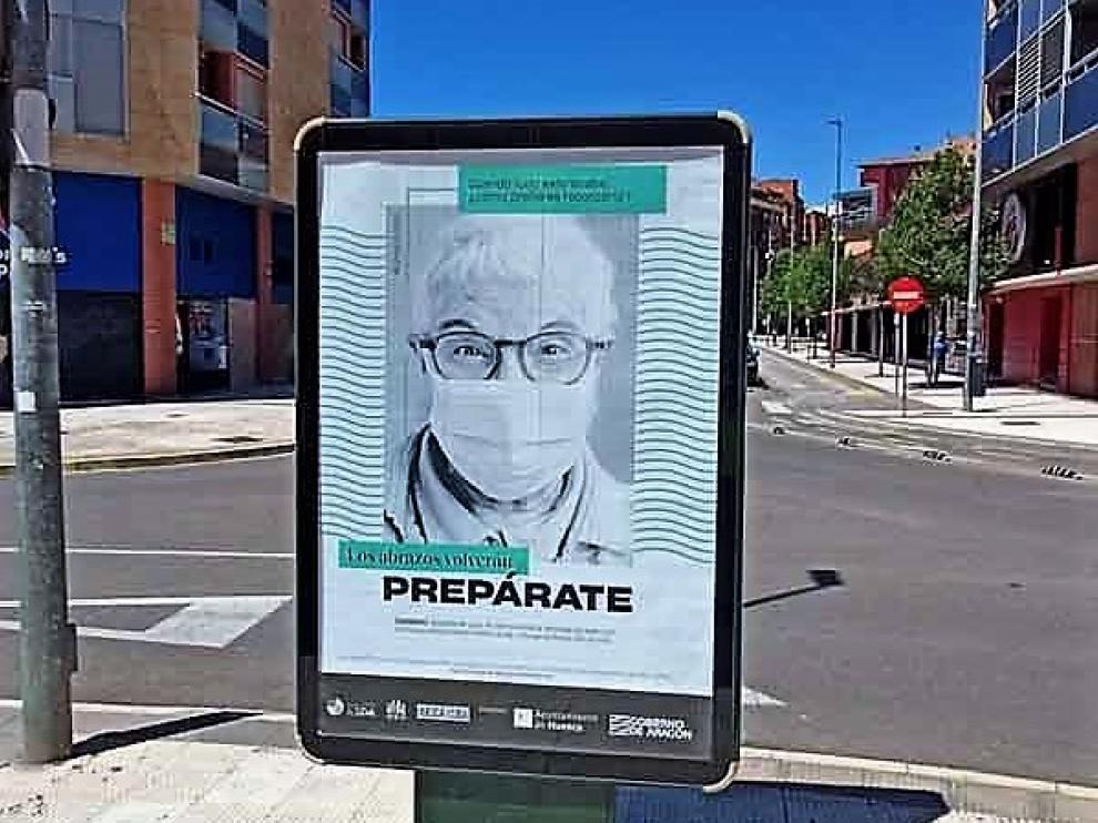 Una de las imágenes de la campaña colocada en un 'mupi' de Huesca.