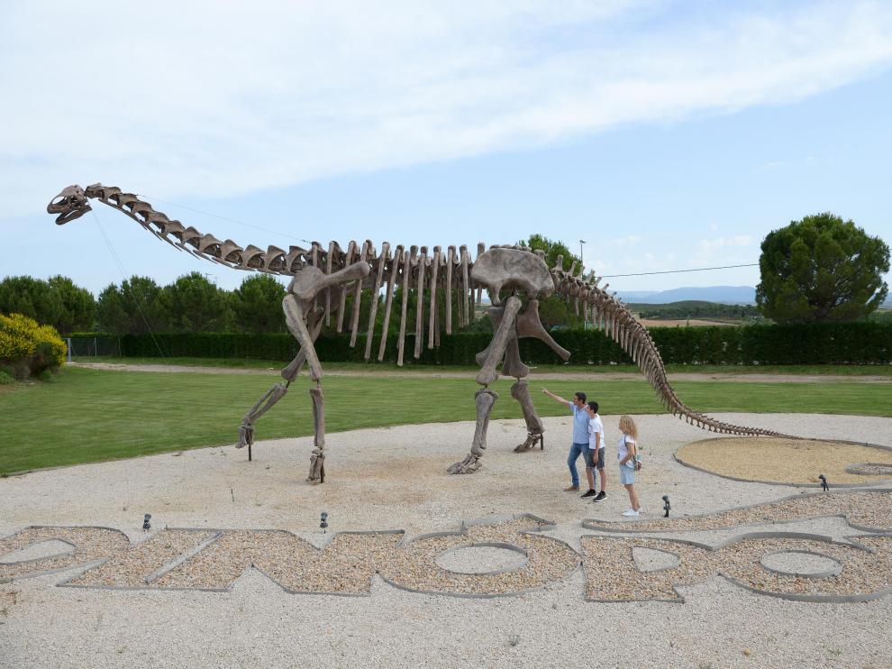 La pasión por los dinosaurios de Daniel de Haro Villarroya –en la imagen junto a sus padres María Jesús y Paco– creció en Dinópolis-Teuel.