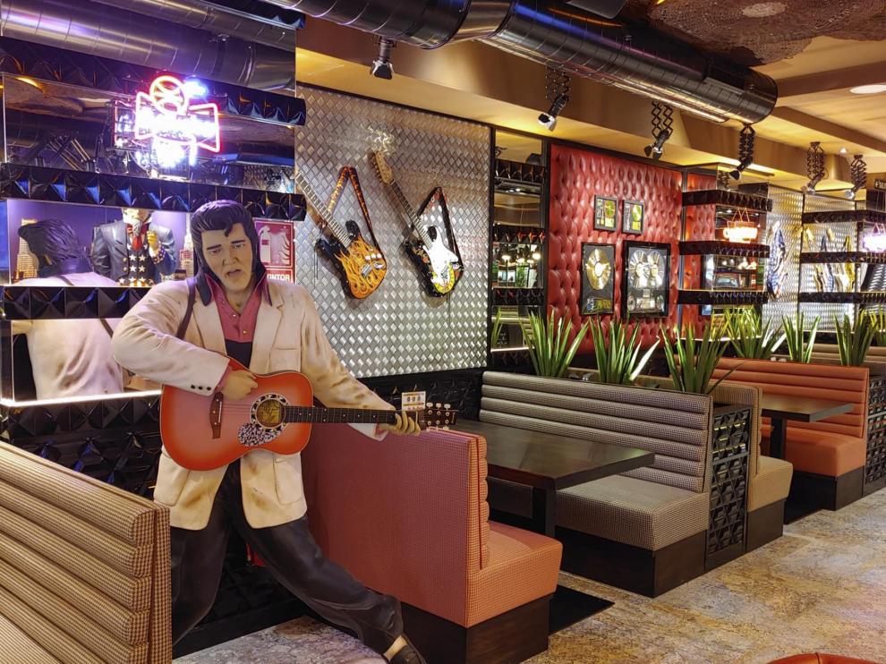 Elvis Presley recibe a los comensales en Jack Rabbit, la nueva hamburguesería del Actur.
