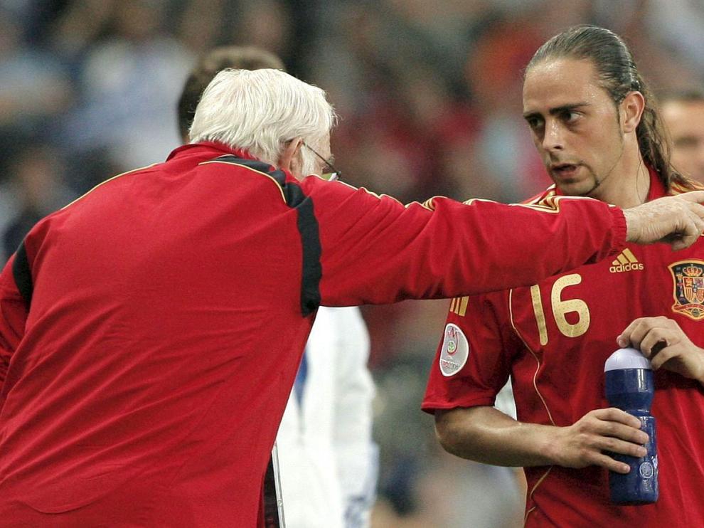 Sergio García recibe indicaciones de Luis Aragonés en la Euro 2008