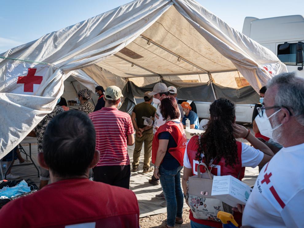 Varias personas acuden a un dispositivo de vacunación contra la covid-19 a cargo de Cáritas y Cruz Roja en Níjar, Almería