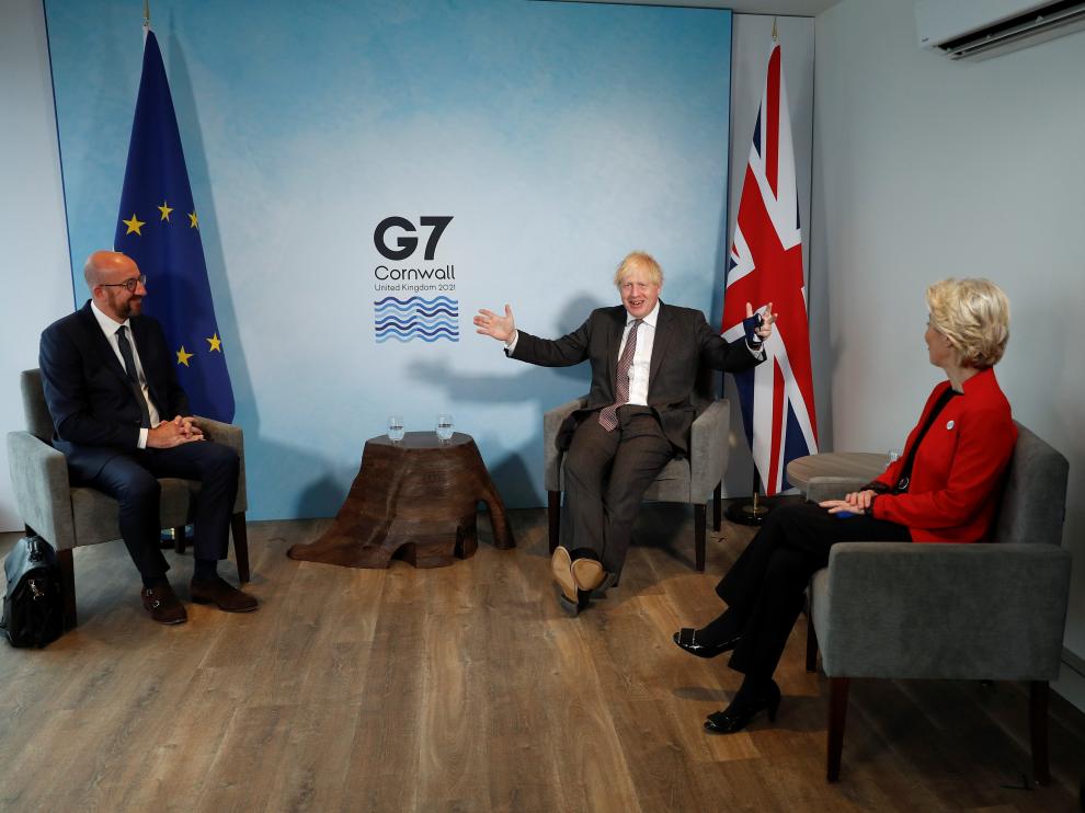 Boris Johnson, con Charles Michel y Ursula von der Leyen