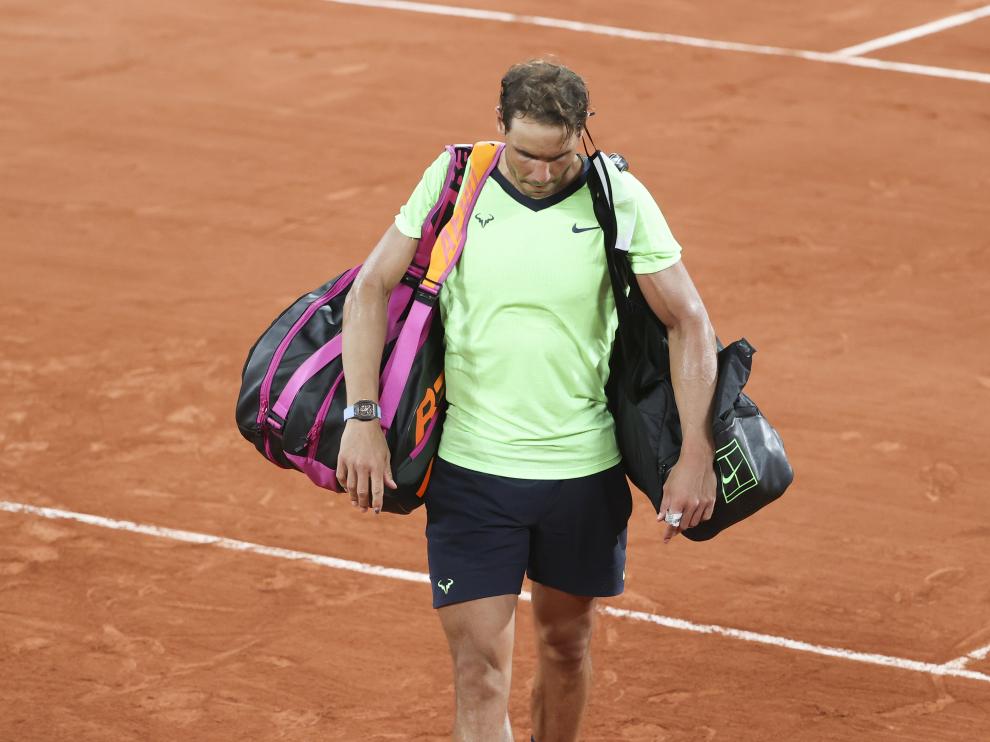 Rafal Nadal, cabizbajo, tras perder frente a Novak Djokovic