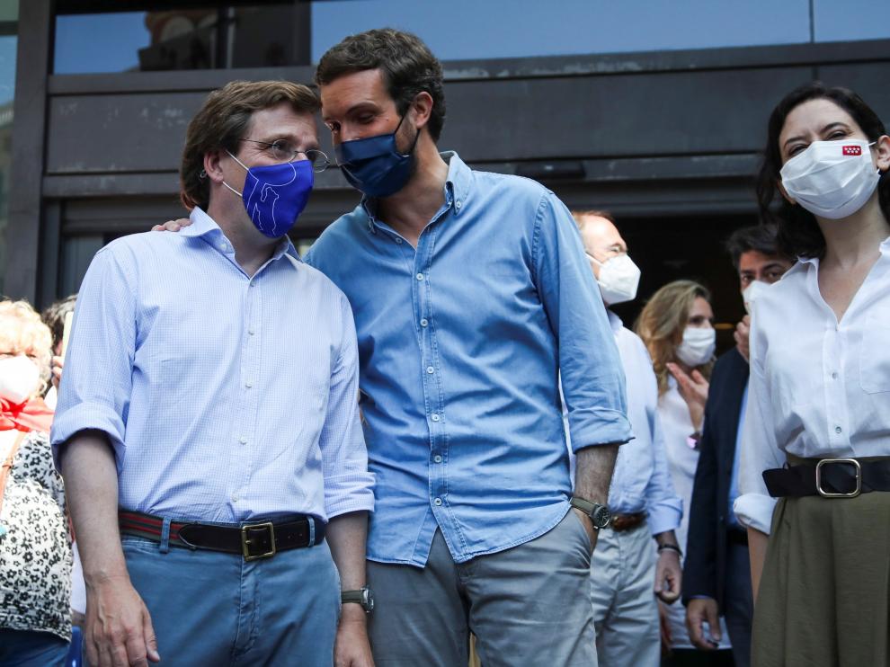 Almeida, Casado y Ayuso, en la plaza de Colón de Madrid