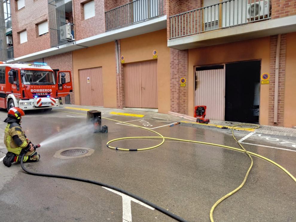 Extinción del incendio registrado en una cochera de Alcañiz.