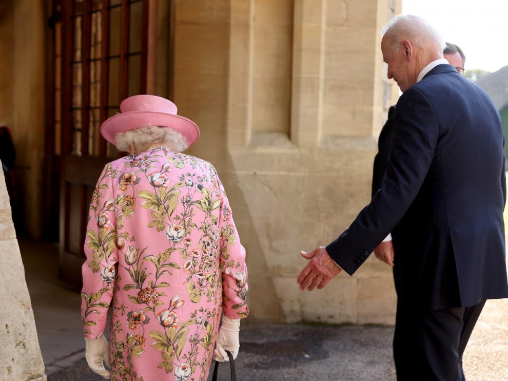 El presidente de EE. UU. Joe Biden, camina junto a la reina de Inglaterra, Isabel II.