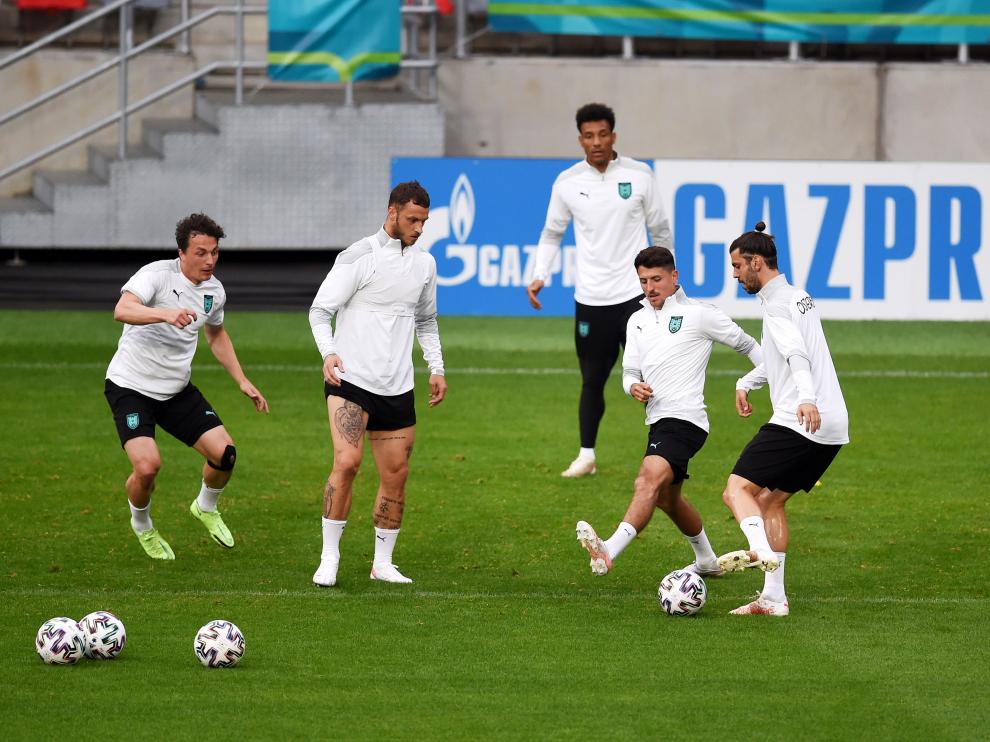 Jugadores austriacos, durante el calentamiento antes de enfrentarse a Macedonia del Norte
