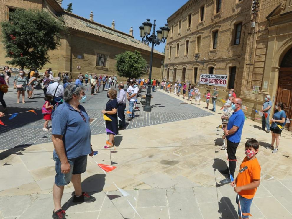 Los asistentes al acto de protesta rodearon parte del edificio con banderolas para reclamar su protección.