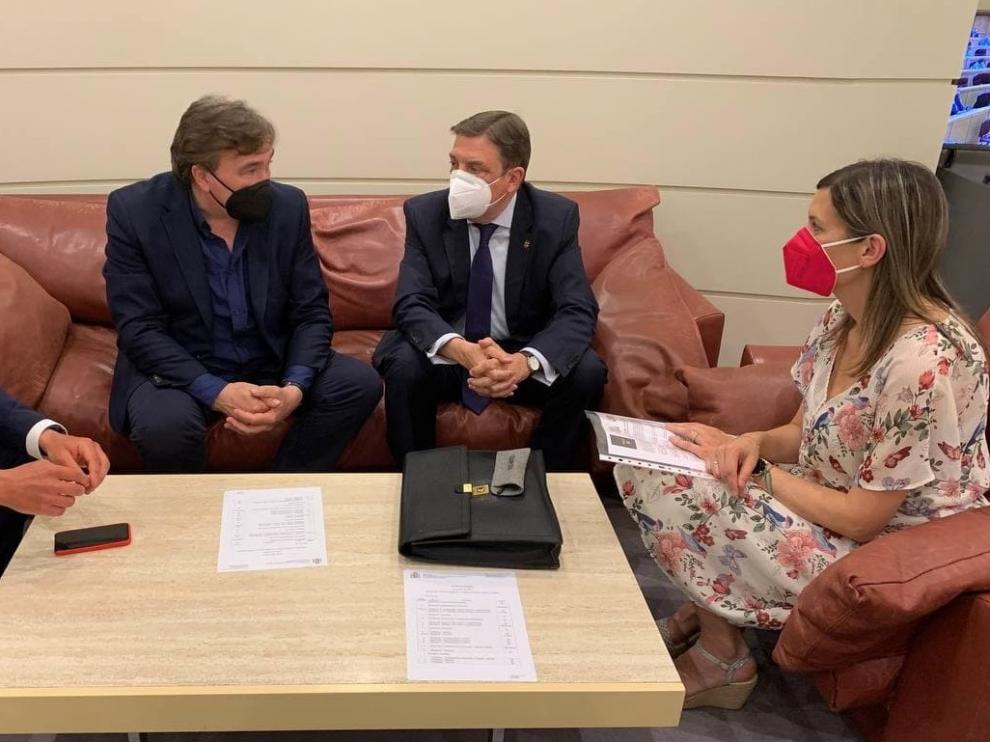 El diputado y la senadora de Teruel Existe, Tomas Guitarte -a la izquierda- y Bea Martín, con el ministro Luis Planas.