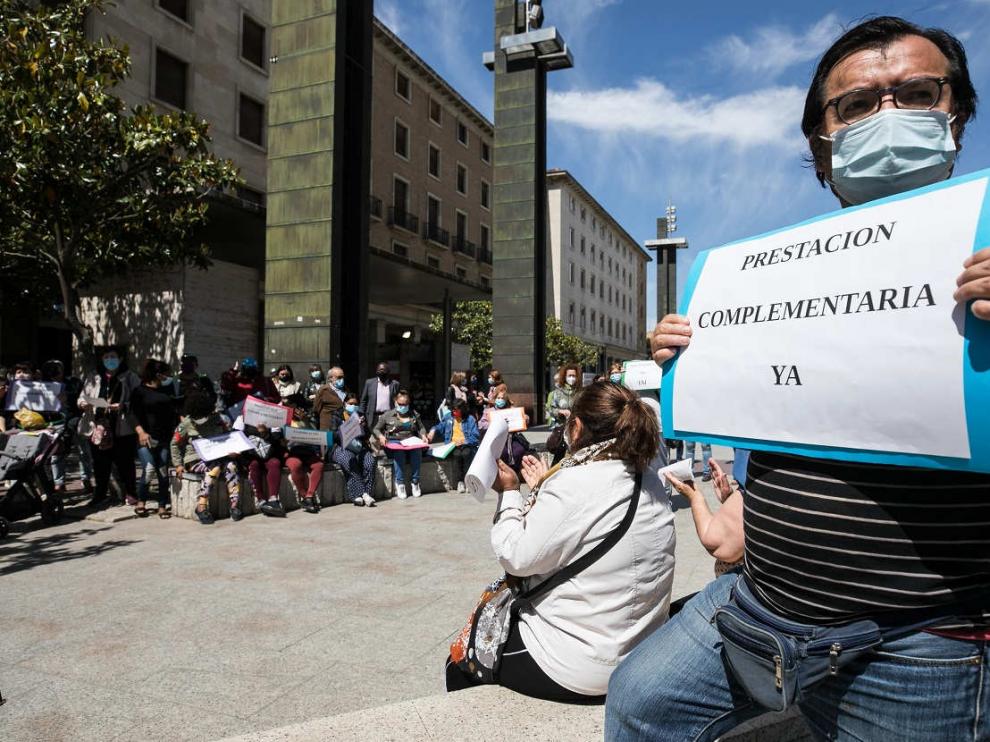 Concentración en Zaragoza para reclamar la puesta en marcha de la prestación aragonesa complementaria.