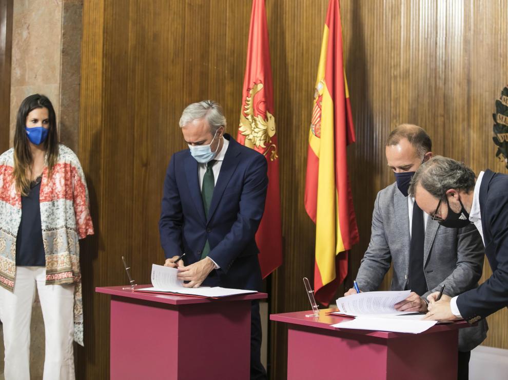 El alcalde, Jorge Azcón, el presidente de la Fundación Real Zaragoza, Christian Lapetra, y el patrono Fernando Sainz de Varanda han sido los encargados de sellar un acuerdo que contiene una ayuda de 500.000 euros.