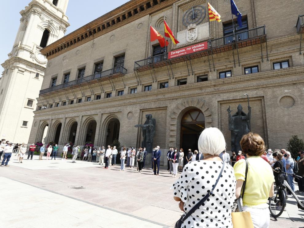 Minuto de silencio contra la violencia de género celebrado este lunes a las puertas del Ayuntamiento de Zaragoza